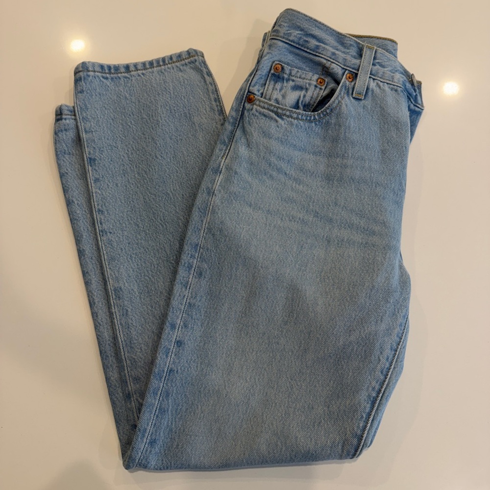 Levi’s Premium Women’s Straight Jean, Light Wash - W25 L28